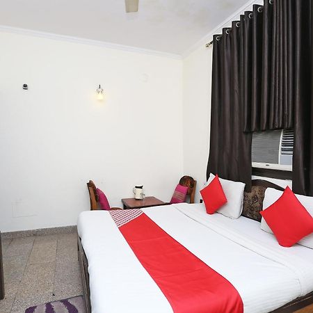 Oyo 8188 Vardhmaan Inn Делхи Екстериор снимка