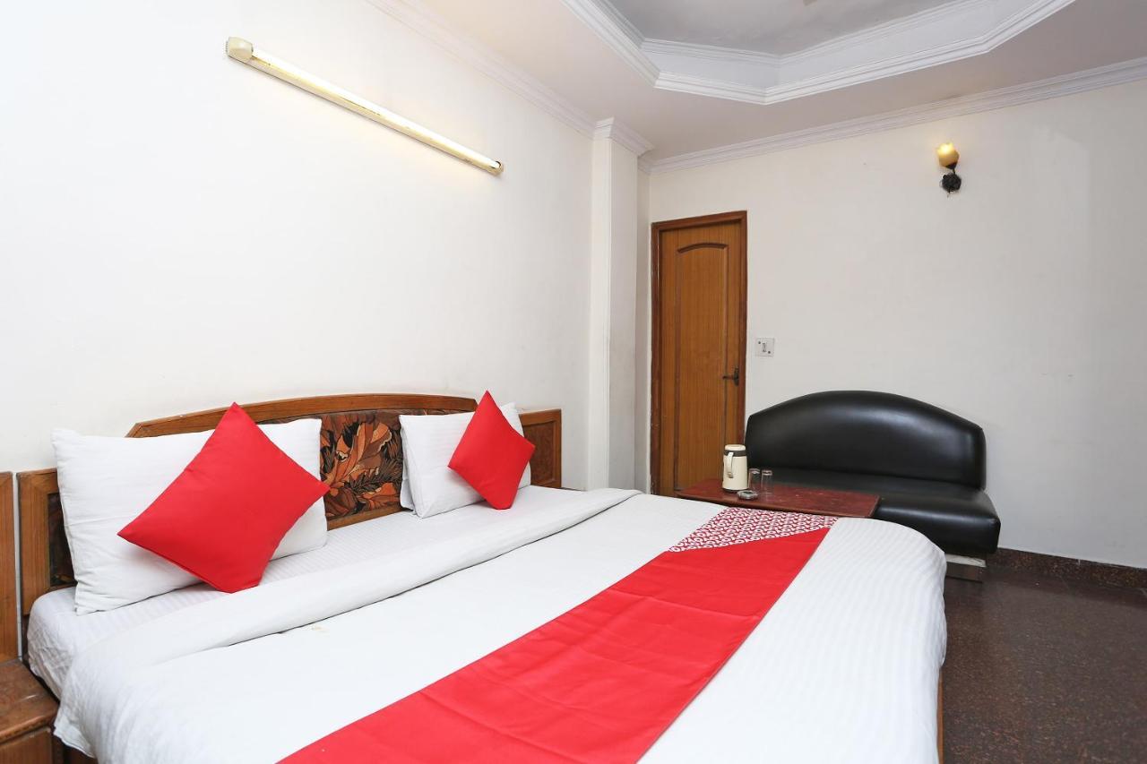 Oyo 8188 Vardhmaan Inn Делхи Екстериор снимка