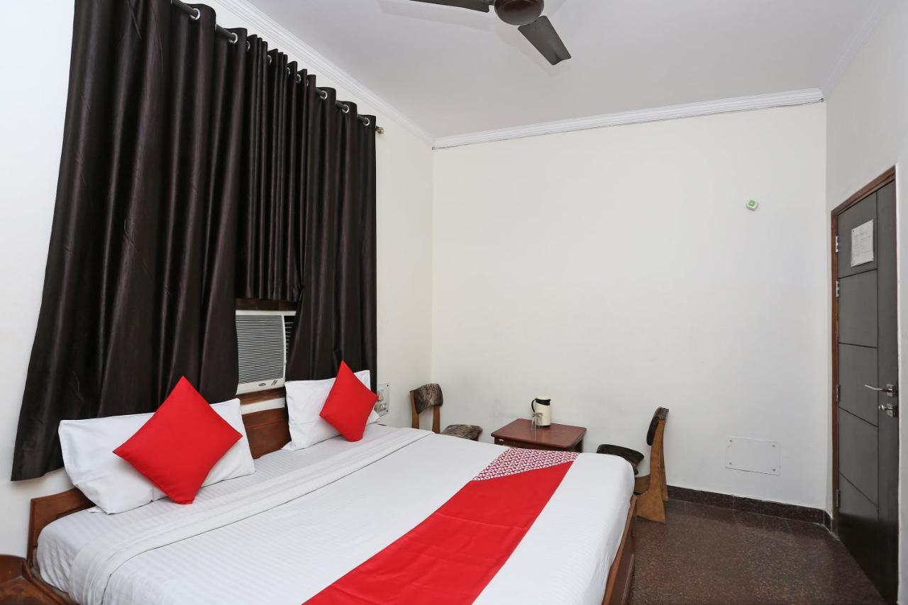 Oyo 8188 Vardhmaan Inn Делхи Екстериор снимка
