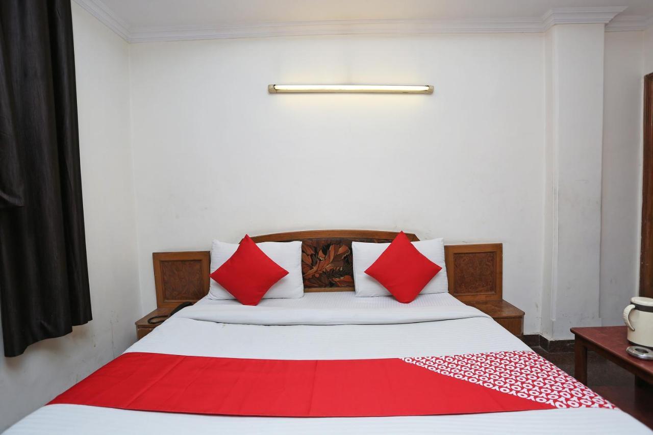 Oyo 8188 Vardhmaan Inn Делхи Екстериор снимка