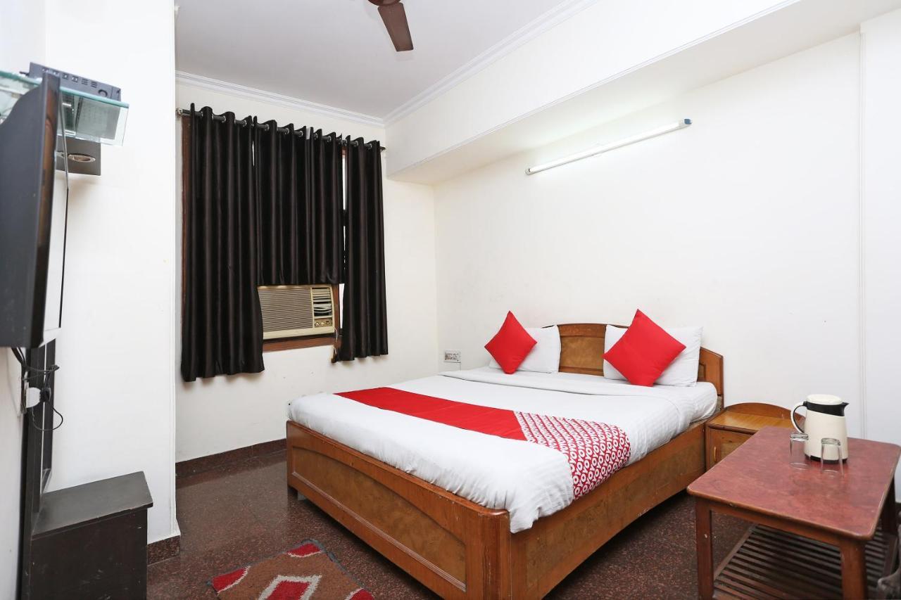 Oyo 8188 Vardhmaan Inn Делхи Екстериор снимка