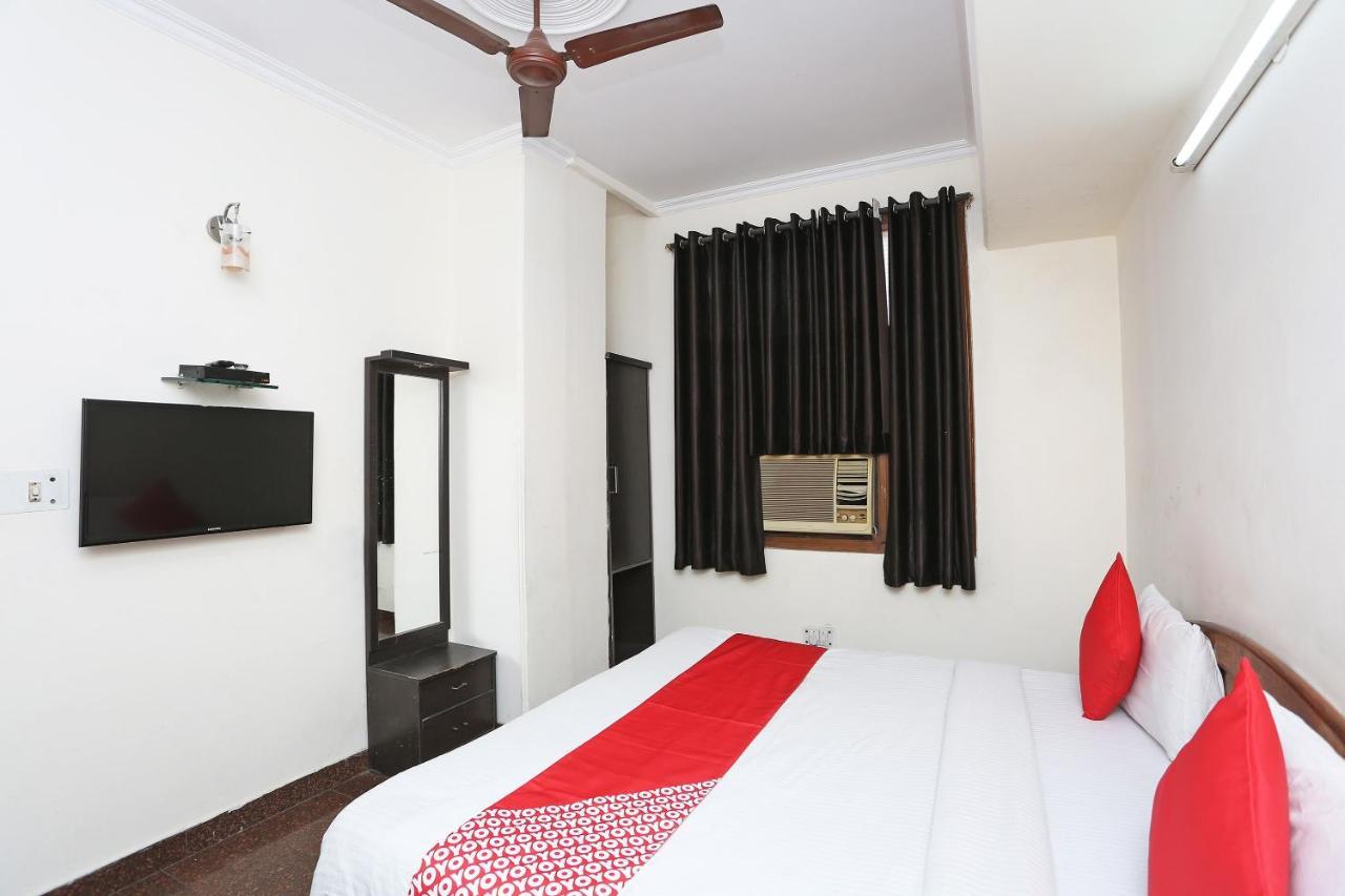 Oyo 8188 Vardhmaan Inn Делхи Екстериор снимка