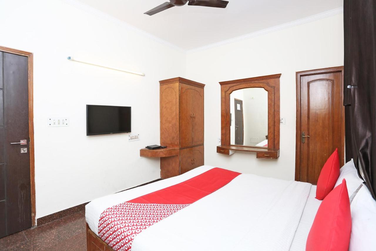 Oyo 8188 Vardhmaan Inn Делхи Екстериор снимка