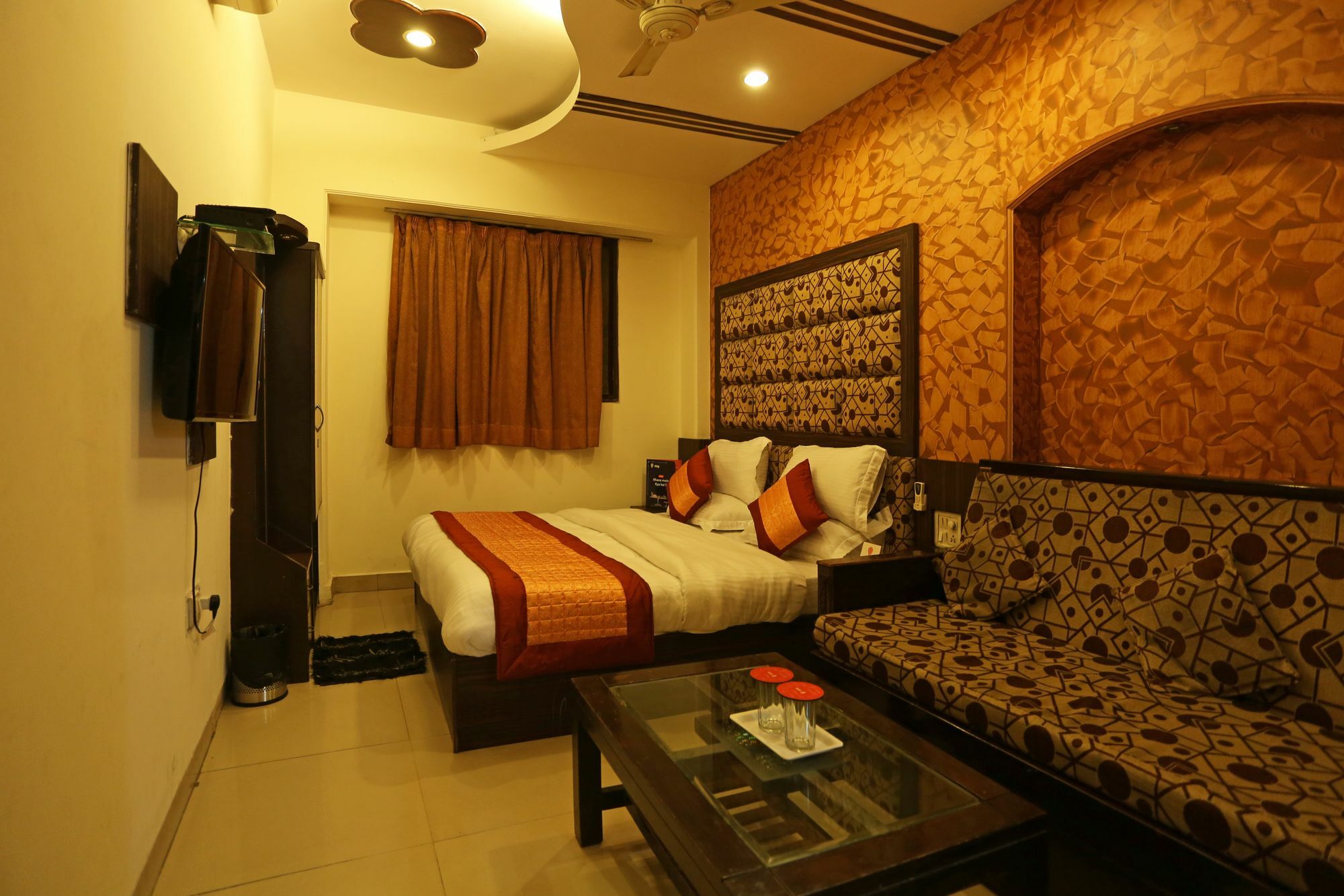 Oyo 8188 Vardhmaan Inn Делхи Екстериор снимка